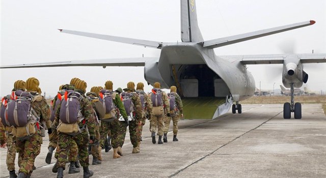Украинские десантники отрабатывали десантирование с самолетов Ан-26 Украинские десантники отрабатывали десантирование с самолетов Ан-26