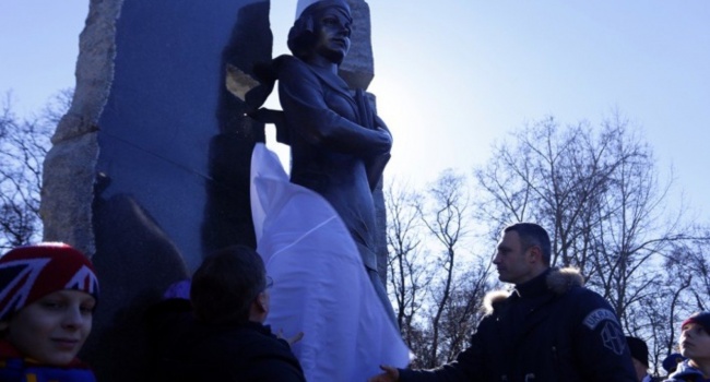 У Бабиному Яру відкрили пам’ятник українській поетесі Олені Телізі