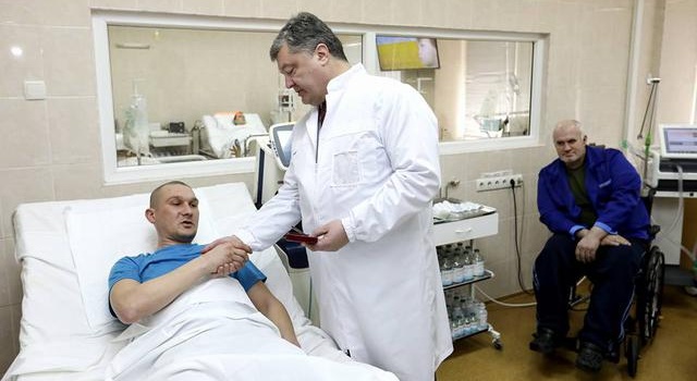 Петро Порошенко нагородив поранених бійців орденами та медалями
