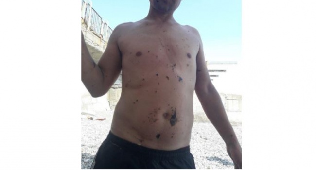 На курортах Крыма люди купаются в мазуте, - фото На курортах Крыма люди купаются в мазуте, - фото