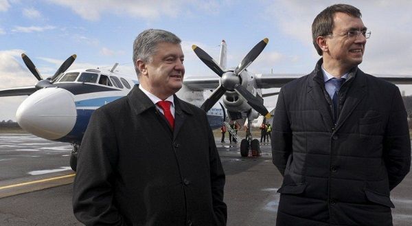 Авиарейс в Ужгород, который помпезно открывал Порошенко, проработал только два месяца