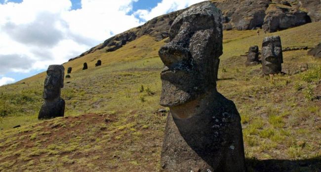 Туристы разрушают знаменитые статуи на острове Пасхи 