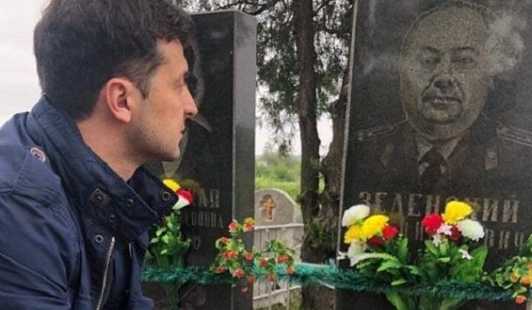 «Ни у кого нет права приватизировать победу и отбирать ее у украинцев!»: Зеленский посетил могилу деда в Кривом Роге и написал сильный пост в соцсети