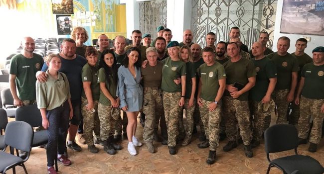 Злата Огневич поддержала бойцов на передовой Злата Огневич поддержала бойцов на передовой