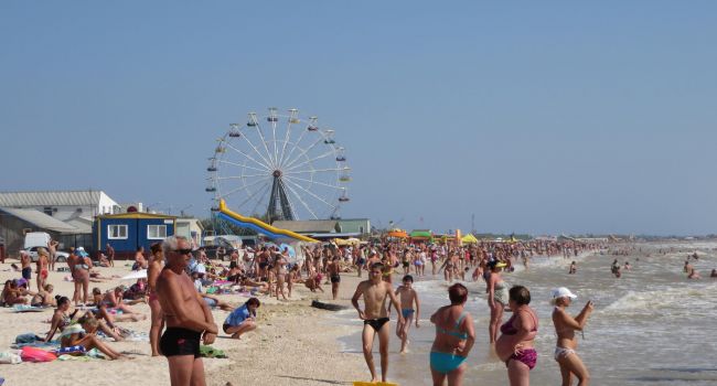 «Нечистоты сливают не только в море, но и в песок»: жительница Кирилловки пожаловалась на вопиющую ситуацию на курорте