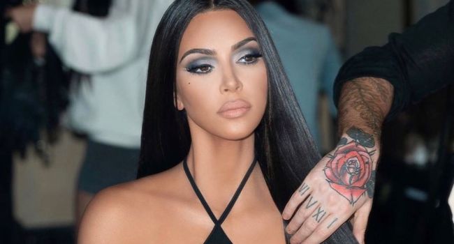 Ким Кардашьян наделала шума пошлой фотографией в купальнике Ким Кардашьян наделала шума пошлой фотографией в купальнике