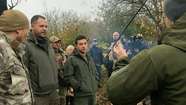 «Мы знаем, что мы на своей земле, мы знаем, что мы никуда не пойдем, а там пусть делают, как знают!»: вооруженные «нелегалы» в Золотом поставили ультиматум Зеленскому «Мы знаем, что мы на своей земле, мы знаем, что мы никуда не пойдем, а там пусть делают, как знают!»: вооруженные «нелегалы» в Золотом поставили ультиматум Зеленскому