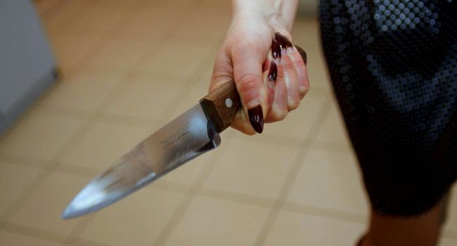 «Напала с ножом»: На Запорожчине мать серьёзно травмировала детей