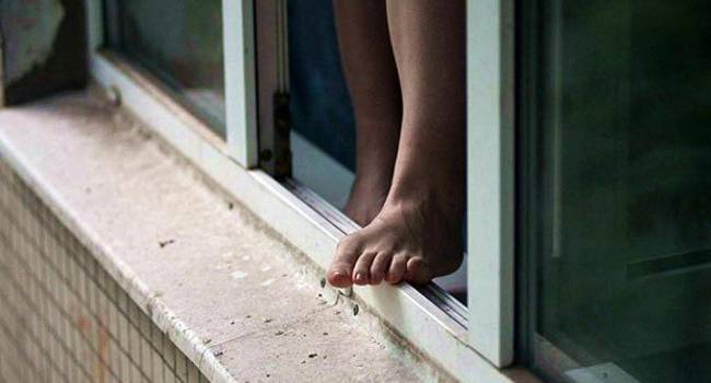 «Покончить с собой из-за несчастной любви»: В Сумах студентка выбросилась из окна