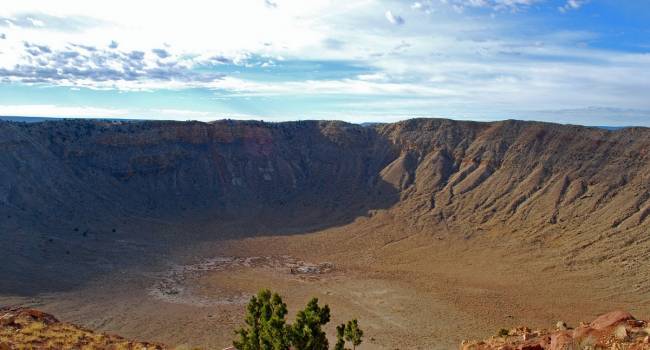 Было озеро, но потом исчезло: в Китае обнаружили огромный кратер после падения метеорита Было озеро, но потом исчезло: в Китае обнаружили огромный кратер после падения метеорита