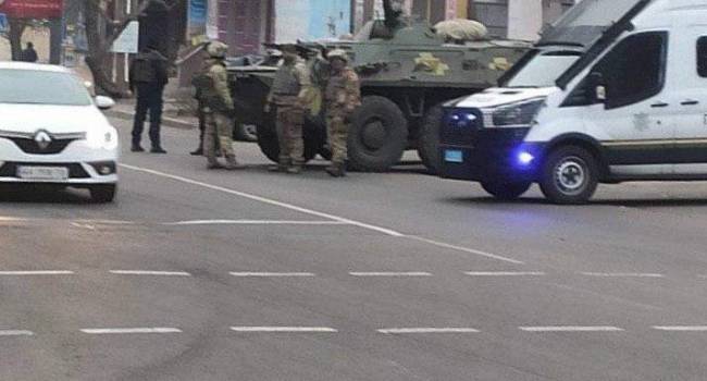 «Оккупация Херсона?»: Национальная гвардия Украины и бронетехника экстренно заполнили улицы города