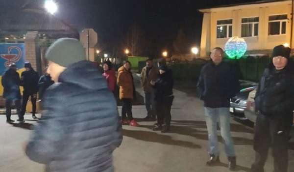 В Полтавской области противники размещения эвакуированных из Уханя украинцев провели пикет 