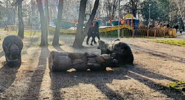 В Запорожье умерла девочка, на которую упала деревянная статуя – власти отказываются признавать свою вину