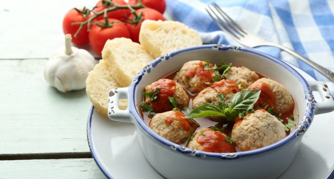 Блюдо дня: рецепт нежных тефтелей в соусе