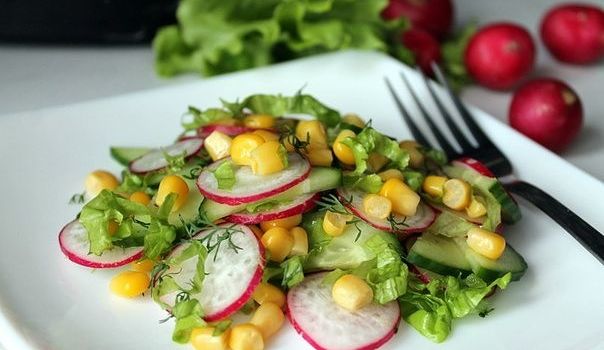 Витаминное блюдо: салат из редиса и кукурузы