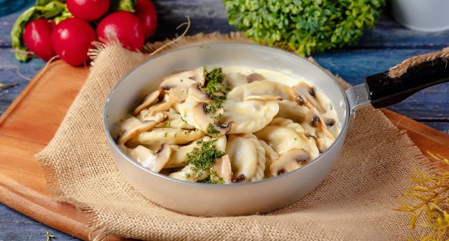 Блюдо дня: рецепт сытных вареников с грибами и картофелем