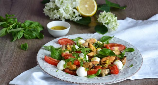 Средиземноморская кухня: рецепт оригинального салата с мидиями и овощами