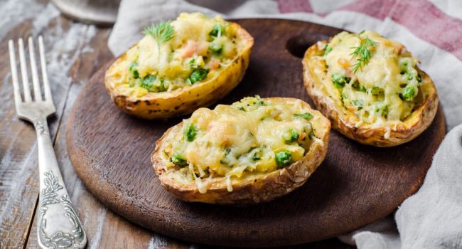 Блюдо дня: рецепт фаршированного картофеля с яйцами и беконом