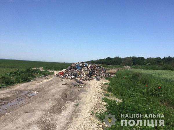 Полный бардак: в Ровенской области на мусорной свалке обнаружили пробирки от тестов на COVID-19