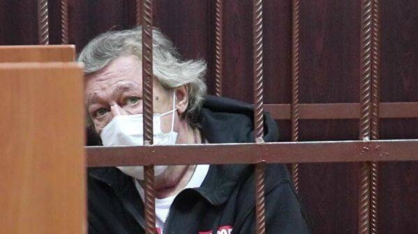 Михаил Ефремов после ДТП в тяжелом состоянии и отказывается от помощи врачей Михаил Ефремов после ДТП в тяжелом состоянии и отказывается от помощи врачей