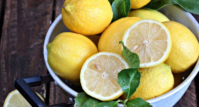 Перестаньте верить в это: эксперты развенчали главные мифы о пользе лимона