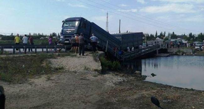 В Николаевской области под фурой провалился мост