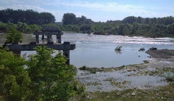 Из-за наводнения в Черновцах полностью разрушен аварийный мост 