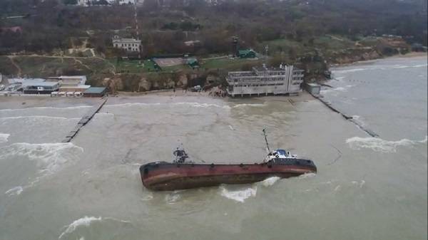 На одном из пляжей Одессы начали поднимать танкер Delfi 