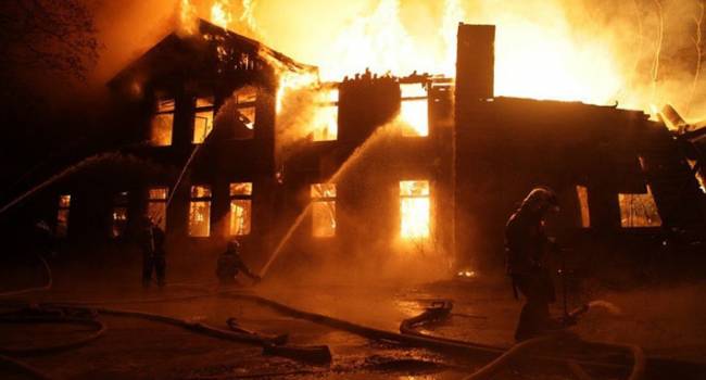 «Люди сгорели заживо?»: В Донецке сильный пожар. Горит городская поликлиника, внутри могли быть люди