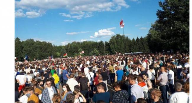 Самый крупнейший митинг за десятилетие: около 60 тысяч человек вышли на улицу поддержать основного конкурента Лукашенко на выборах в Беларуси 