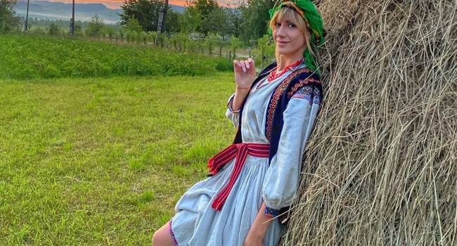 «Какие у Вас булки»: Леся Никитюк засветила лишний вес, позируя в купальнике «Какие у Вас булки»: Леся Никитюк засветила лишний вес, позируя в купальнике