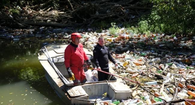  «Почти как в самой грязной реке мира»: на Закарпатье мусор полностью заблокировал реку 