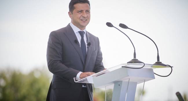 Зеленский вновь повторил кремлевский нарратив о том, что Украину, якобы, кто-то куда-то тянет