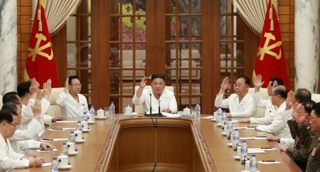 «Проводит совещание по коронавирусу»: в КНДР опровергли слухи о тяжелом состоянии Ким Чен Ына