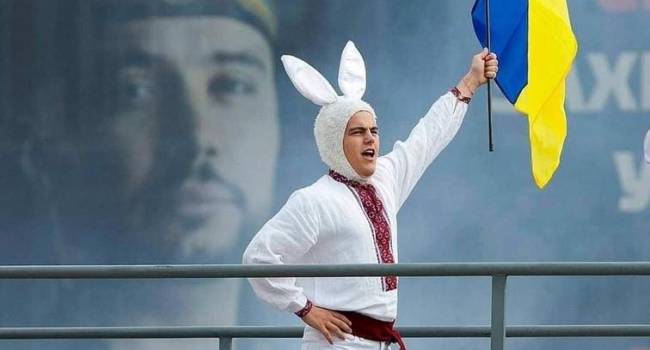 Телеведущая рассказала, кто скрывался за персонажем зайца, прыгающего на Софиевской площади с флагом