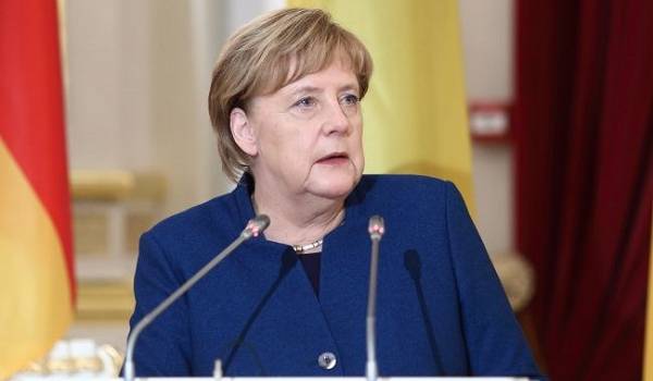 Меркель выразила надежду, что Путин не направит войска в Беларусь 