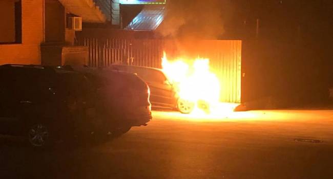 Автомобили продолжают гореть: сожгли авто Гео Лероса