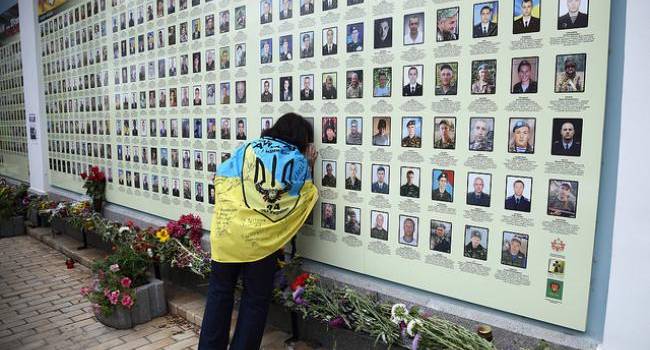 Политолог: Украина впервые на государственном уровне отмечает День памяти защитников Украины
