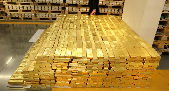 «Российские банки могут полностью отрезать от возможности осуществлять расчеты в долларах»: Аналитики объяснили, почему РФ наращивает запасы золота