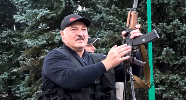Лукашенко собирался из автомата отстреливаться от американских ядерных ракет, а не стрелять по митингующим