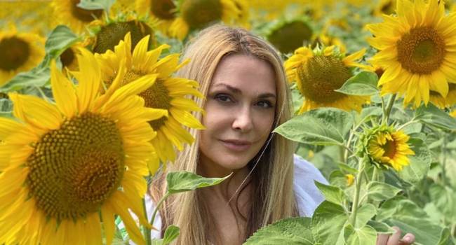 «Україна без Сумської, як село без церкви»: Украинская актриса восхитила сеть серией фото, позируя без макияжа 