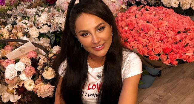 «Малышка, ты огонь»: певица Асти похвасталась идеальной фигурой, позируя в купальнике 