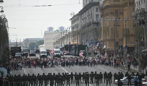 Силовики Минска начали массово задерживать участников протеста 