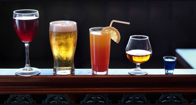 «Обращайте внимание на цвет»: эксперты назвали спиртные напитки, от которых невозможно набрать вес 
