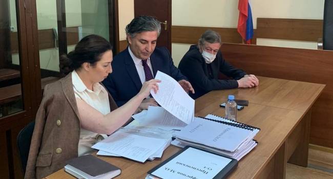 «Танцы на могиле Захарова»: адвокат обвинила Пашаева и Ефремова в равнодушии и издевательстве над семьей погибшего «Танцы на могиле Захарова»: адвокат обвинила Пашаева и Ефремова в равнодушии и издевательстве над семьей погибшего