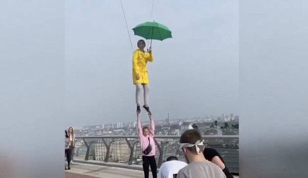 «Слуга народа» Верещук полетала над столицей с зеленым зонтом 