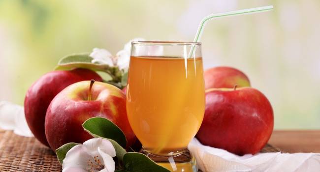 Сезон уже начался: диетологи рассказали о пользе яблочного сока