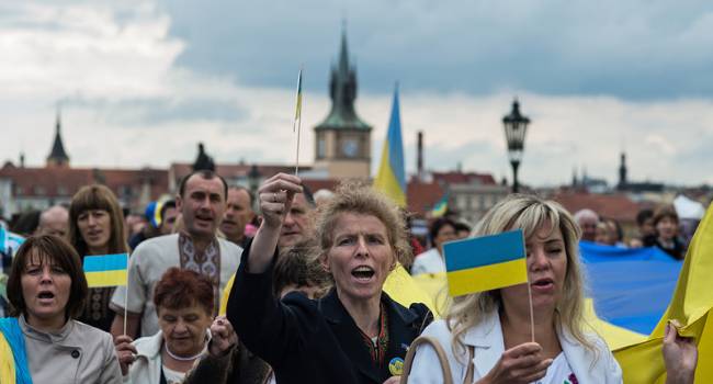 Журналист: по соцопросу украинцы самые несчастливые в Европе – избрали «новые лица», а все равно счастья нет