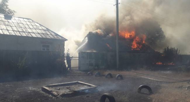 «Масштабный пожар продолжается»: Огненные языки пожирают дома в Харьковской области