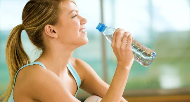 «Только не бутилированная»: диетолог рассказала, какую воду нужно пить